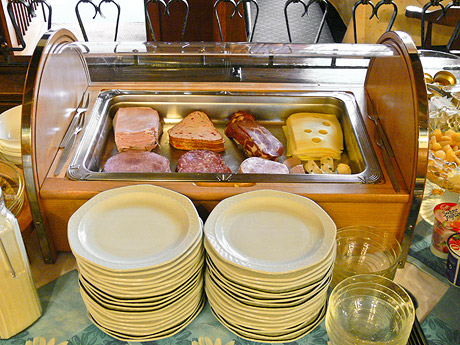 Leckeres Frühstücks-Buffet mit hausgemachten Fleisch- und Wurstwaren